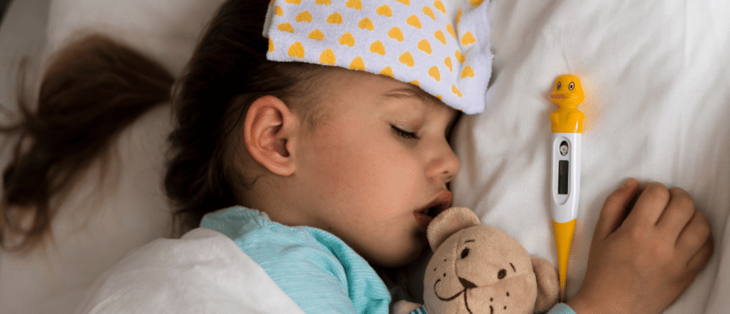 Niña durmiendo con fiebre enferma