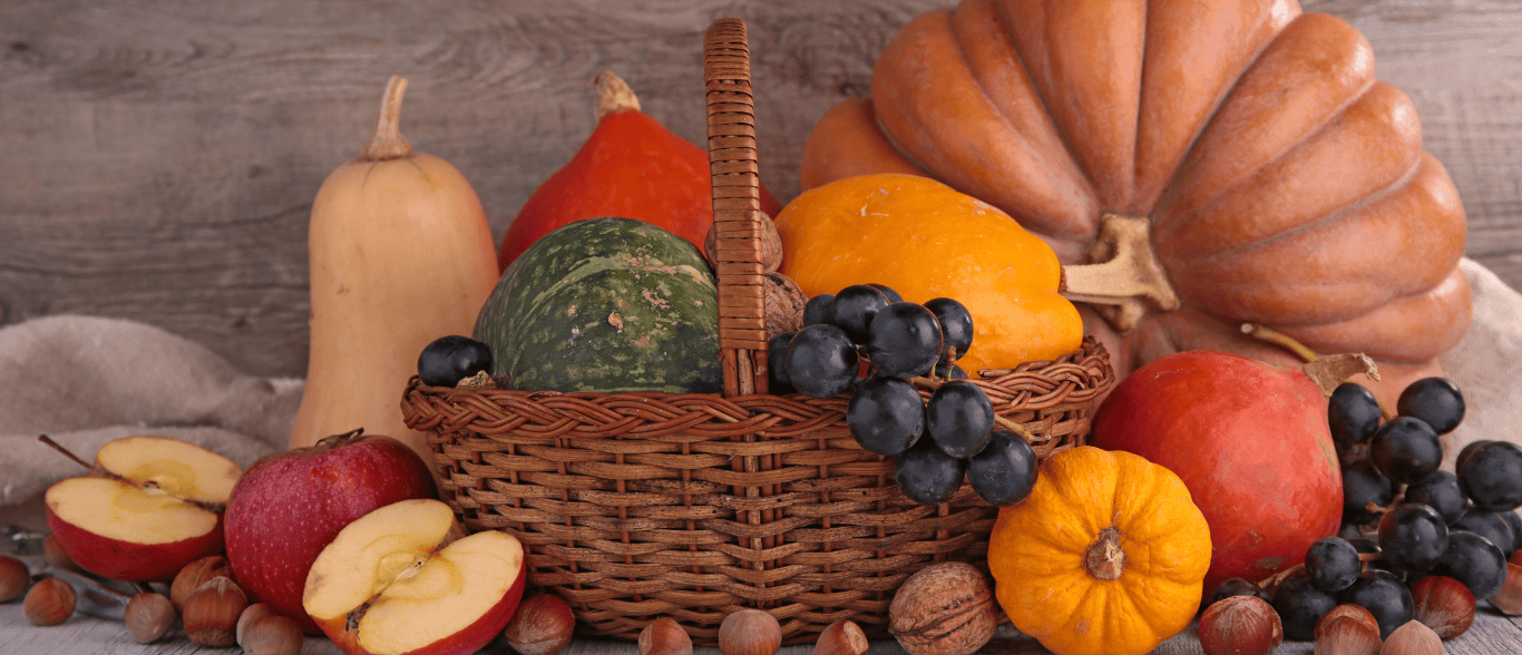 cesta de alimentos de otoño como calabazas, fruta